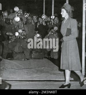 Prinzessin Elizabeth kommt in der Westminster Abbey an, um ihre Hochzeit mit Lieutenant Philip Mountbatten zu Proben und leitet den Handschuh der Pressefotografen. Datum: 1947 Stockfoto