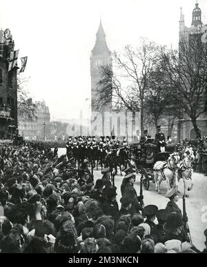 Prinzessin Elizabeth und ihr Vater König George VI. Fahren in der Irish Coach vom Parliament Square in Richtung Westminster Abbey, gefolgt von der Eskorte der Haushaltskavallerie ihres Herrschers, um Leutnant Philip Mountbatten am 20. November 1947 zu heiraten. Datum: 1947 Stockfoto