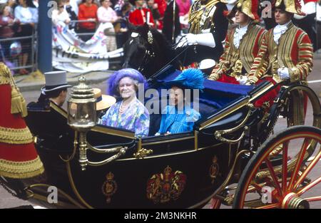 Königin Elizabeth, die Königinmutter und ihre jüngere Tochter Prinzessin Margaret, eine Vision in Lavendel und Blau, reisen in einer offenen Landau-Kutsche zur Hochzeit von Prinz Andrew, Herzog von York und Sarah Ferguson in Westminster Abbey am 23. Juli 1986. 1986 Stockfoto