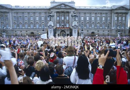 Königliche Hochzeit 1986 - Menschenmassen vor dem Buckingham Palace Stockfoto