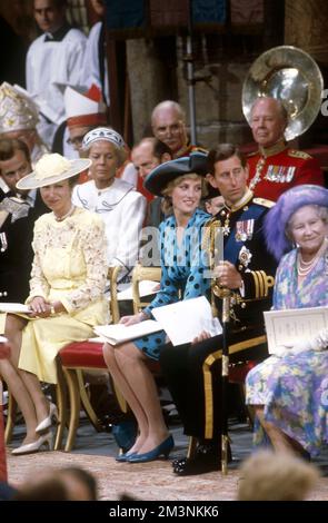Prinzessin Anne, Diana, Prinzessin von Wales, Prinz Charles, Prinz von Wales und die Königinmutter lächeln, während sie den Gang hinunter auf die Annäherung der Braut Sarah Ferguson schauen, die am 23. Juli 1986 Prinz Andrew, Herzog von York, in Westminster Abbey heiratete. 1986 Stockfoto