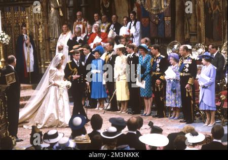Ein frisch verheirateter Prinz Andrew, Herzog von York und Sarah Ferguson, Herzogin von York, gehen vom Altar vor prominenten Mitgliedern der königlichen Familie nach ihrer Hochzeitsfeier in Westminster Abbey am 23. Juli 1986. 1986 Stockfoto
