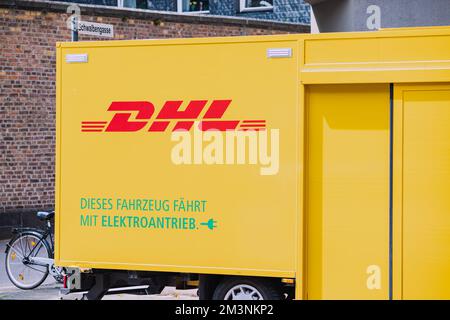 29. Juli 2022, Köln, Deutschland: DHL Logistik- und Lieferwagen auf der Straße der Stadt Stockfoto