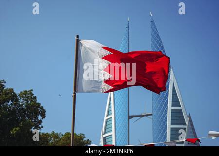 Die Nationalflagge Bahrains und das Welthandelszentrum von Bahrain.f Stockfoto