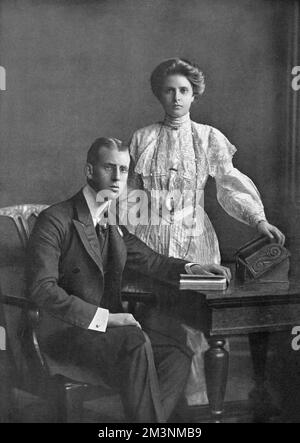 Prinz Andrew von Griechenland (1882 - 1944), vierter Sohn von König George I. von Griechenland (und ein Neffe von Königin Alexandra) zusammen mit seiner Verlobten, Prinzessin Alice von Battenberg (1885 - 1969), dem ältesten Kind von Prinzessin Victoria von Hessen und Prinz Louis von Battenberg. Kurz vor ihrer Heirat im Jahr 1903. Sie sind die Eltern von Prinz Philip, Herzog von Edinburgh. Datum: 1903 Stockfoto