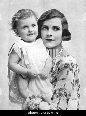 Lady Louis Mountbatten (1901 - 1960), spätere Gräfin Mountbatten von Birma und Vicerine von Indien, zuvor Miss Edwina Ashley, mit ihrer älteren Tochter Patricia (jetzt Knatchbull) abgebildet. Datum: 1925 Stockfoto