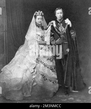 Albert Edward, Prinz von Wales, später König Edward VII., stellte sich an seinem Hochzeitstag mit seiner Braut, Prinzessin Alexandra von Dänemark, später Königin Alexandra, vor. Alexandra trägt ihr Hochzeitskleid aus weißem und silbernem Seidenpapier, besetzt mit Honiton-Spitze und mit Orangenblüten, während ihr Mann die Bademäntel des Ordens des Strumpfes trägt. Datum: 1863 Stockfoto