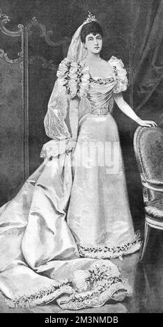 Prinzessin Maud von Wales (1869 - 1938), spätere Königin von Norwegen, jüngste Tochter von König Edward VII., in ihrem Hochzeitskleid für ihre Hochzeit mit Prinz Charles (Carl) von Dänemark. Ihr Kleid war aus elfenbeinfarbenem Satin, gewebt in Spitalfields, mit einem einfarbigen Rock mit einer Chiffon-Rüsche, mit Orangenblüten, Jessamin und Myrtle. Der 4 1/2 Meter lange Zug war mit Schleifen aus Chiffon und Blumen dekoriert und das niedrige Oberteil ähnlich geschnitten, während die Taille einen tiefen Gürtel aus silberner Stickerei hat. Datum: 1896 Stockfoto