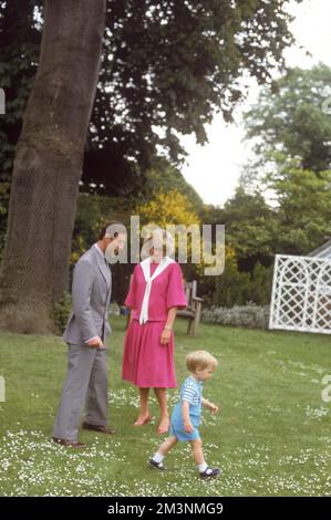 Charles, Prinz von Wales, Prinzessin Diana und ihr erster Sohn, Prinz William von Wales (neun Tage vor seinem zweiten Geburtstag abgebildet) am 12.. Juni 1984. Datum: 1984 Stockfoto