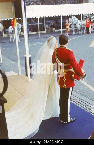 Die Heirat von Prinzessin Anne mit Mark Phillips, einem Lieutenant der 1. Queen's Dragoon Guards, in Westminster Abbey am 14.. November 1973. Das Paar bereitet sich darauf vor, das Kloster nach der Zeremonie in einer Pferdekutsche zu verlassen. Datum: 1973 Stockfoto