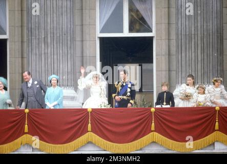 Der frisch verheiratete Prinz und die Prinzessin von Wales erscheinen zusammen auf dem Balkon des Buckingham Palace und winken den wartenden Menschenmassen nach ihrer Hochzeit in St. Paul's Cathedral am 29. Juli 1981. Datum: 1981 Stockfoto