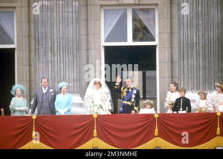 Der frisch verheiratete Prinz und die Prinzessin von Wales erscheinen zusammen auf dem Balkon des Buckingham Palace und winken den wartenden Menschenmassen nach ihrer Hochzeit in St. Paul's Cathedral am 29. Juli 1981. Datum: 1981 Stockfoto