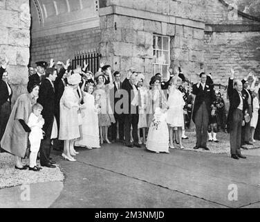 Königliche Hochzeit 1961 - Gäste verabschieden sich Stockfoto