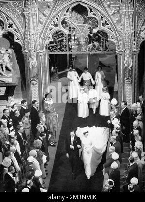 Prinzessin Alexandra von Kent und der Ehrenmann Angus Ogilvy begeben sich nach ihrer Hochzeitszeremonie am 24. April 1963 zum Altar der Westminster Abbey. Datum: 1963 Stockfoto