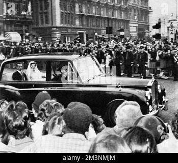 Prinzessin Alexandra aus Kent (geboren 1936), kommt am 24. April 1963 in Westminster Abbey in einem cleveren Rolls Royce für ihre Hochzeit mit dem Honig Angus Ogilvy an. Sie begleitet ihren älteren Bruder, den Herzog von Kent, der sie verschenkt hat. Datum: 1963 Stockfoto