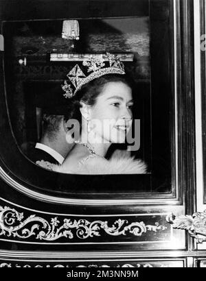 Königin Elisabeth II. Reist zur Eröffnung des Parlaments Stockfoto