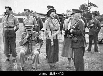 Churchill und seine Familie besuchen die Anti-Fliegen-Bombenverteidigung, 1944. Stockfoto