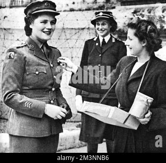 Mary Churchill unterstützt den Tag der russischen Flagge 1944 Stockfoto