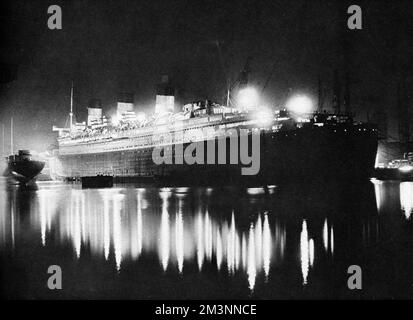 RMS Queen Mary, bei Nacht mit Flutlicht Stockfoto