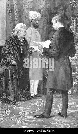 Königin Victoria, Kaiserin von Indien, hört einer Entsendung zu, die die Begeisterung der Truppen bei ihren Diensten für die Königin beschreibt. Ihr indischer Diener Munshi Abdul Karim unterstützt sie. Datum: 1900 Stockfoto