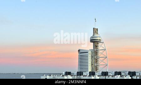 Der wunderschöne Torre Vasco da Gama bei Sonnenuntergang Stockfoto