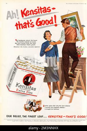 Werbung für Kensitas-Zigaretten mit einer häuslichen Szene, in der einem Mann, der sich mit der maskulinen Aufgabe beschäftigt, ein Bild aufzuhängen, eine Kensitas-Zigarette angeboten wird, um seine Nerven zu beruhigen. Datum: 1953 Stockfoto