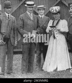 Marie Lloyd, geboren Matilda Alice Victoria Wood (1870 - 1922), britische Musiksängerin, Entertainerin und Comedienne, die auf ihrer Hochzeit mit ihrem zweiten Ehemann, dem coster-Komiker Alec Hurley im Jahr 1906, vorgestellt wurde. Datum: 1906 Stockfoto