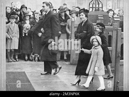 König George VI. Und Königin Elizabeth betreten die Tore von St. Marienkirche, Eastbourne. Sie werden von ihren Töchtern begleitet, Prinzessin Elizabeth und Prinzessin Margaret. Datum: 1936 Stockfoto