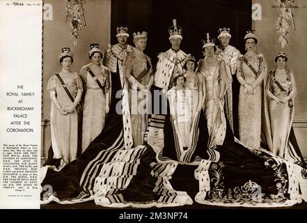 Das offizielle Foto der königlichen Familie im buckingham Palace am Krönungstag, 12. Mai 1937, mit (von links nach rechts) H.R.H. die Prinzessin Royal, H. R. H. H. die Herzogin von Gloucester, H. R. H. H. H. der Herzog von Gloucester, H. M. Königin Mary, H.M. König George VI., mit der H.R.H Prinzessin Margaret und H.R.H Prinzessin Elizabeth (Königin Elisabeth II.) vor ihm, H.M die Königin, H.R.H der Herzog von Kent, H.R.H die Herzogin von Kent und H.M. Die Königin von Norwegen, Schwester von König George V., 12. Mai 1937 Stockfoto