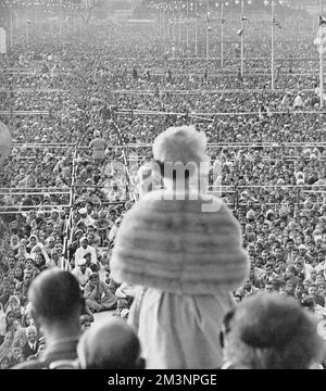 Während der königlichen Tour durch Indien im Jahr 1961 lauschte eine riesige Menschenmenge Queen Elizabeth II., die auf dem Gelände der Ramlila außerhalb von Alt-Delhi eine Rede hielt. Das Publikum wurde auf 250.000 geschätzt. Datum: 1961 Stockfoto