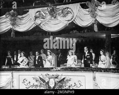 Eine Gala-Opernaufführung im Covent Garden wird von der Königin und dem Präsidenten Portugals (im Zentrum) besucht. Links ist die Königinmutter und dahinter sind Sir Anthony und Lady Eden. Rechts von der Königin befinden sich Madame Craveiro Lopes, der Herzog von Edinburgh und Prinzessin Margaret. Hinter ihm sind Prinzessin Alexandra und die Herzogin von Kent. Datum: 1955 Stockfoto