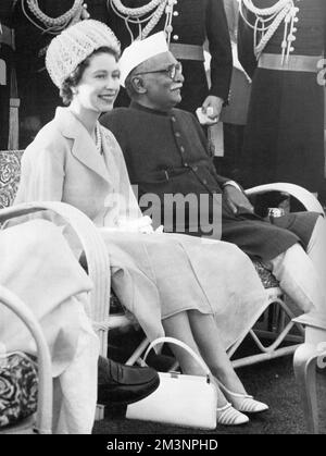 Königin Elizabeth II. Bei einem Polo-Spiel mit Präsident Dr. Rajendra Prasad in Neu-Delhi während der königlichen Tour durch Indien im Jahr 1961. Datum: 1961 Stockfoto