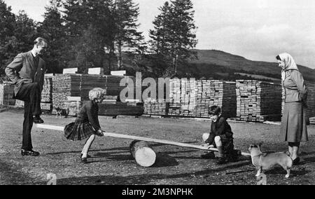 Die Kinder von Königin Elisabeth II. Auf einer Säge, 1957 Stockfoto