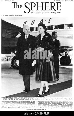 Königin Elizabeth II. Wird vom Gouverneur General Vincent Massey zu Beginn ihres Besuchs in Nordamerika begrüßt. Sie werden begleitet vom Herzog von Edinburgh, Prinz Philip, während sie vom Flugzeug am Flughafen von Uplands aus zu den Begrüßungszeremonien gehen, bevor sie nach Ottawa fahren. Datum: 1957 Stockfoto