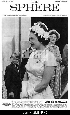 Königin Elizabeth II., die einen angemessen geblümten Hut trägt, lächelt bei einem Besuch der Farmen des Herzogtums Cornwall in der Nähe von Saltash im Jahr 1962 glücklich. Datum: 1962 Stockfoto