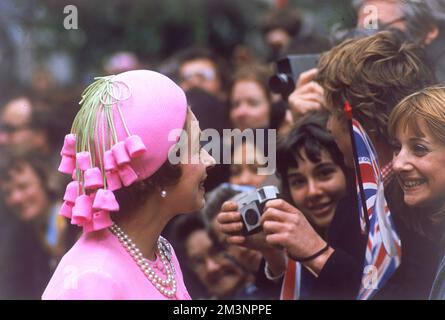 Königin Elizabeth II., eine Vision in pinkem Lächeln und plaudert mit den Massen von Wohlhabenden auf einem königlichen Rundgang in London, um ihr Silberjubiläum im Jahr 1977 zu feiern. Stockfoto