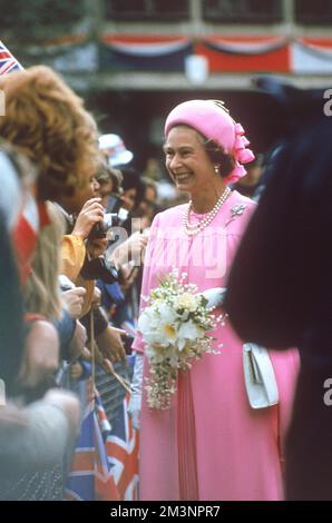 Königin Elizabeth II., eine Vision in rosa Lächeln und plaudern mit vielen Wunschern, während sie in London auf einen königlichen Rundgang geht, um das Silberjubiläum 1977 zu feiern. Stockfoto