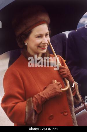 Königin Elisabeth II. Begrüßt den Aga Khan Stockfoto