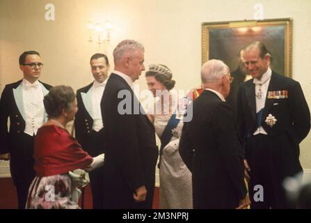 Königin Elizabeth II. Presst Fleisch bei einem Empfang vor einem Staatsessen im Government House, Ottawa während der königlichen Tour durch Kanada im Jahr 1967. Stockfoto