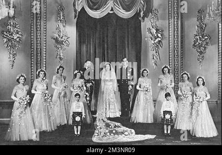 Die Hochzeit der Thronfolgerin Prinzessin Elizabeth und Leutnant Philip Mountbatten am 20. November 1947. Ein formelles Gruppenfoto des königlichen Paares posierte im Thronsaal des Buckingham Palace nach der Rückkehr des königlichen Paares aus Westminster Abbey. Von links nach rechts sehen Sie die Honey Margaret Elphinstone, Lady Pamela Mountbatten, Lady Mary Cambridge, H.R.H Prinzessin Alexandra von Kent, die Marquess von Milford Haven (der Groomsman), H.R.H Prinzessin Margaret, Lady Caroline Montagu-Douglas Scott, Lady Elizabeth Lambart und Lady Diana Bowes-Lyon. Die Seiten sind H.R.H Stockfoto