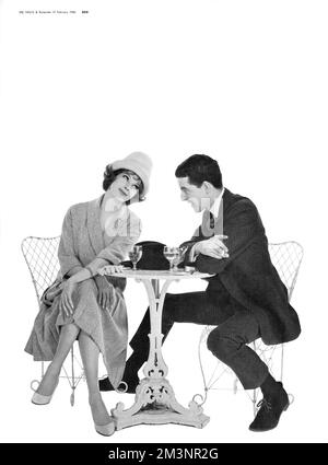 1960er Jahre Mode, Balz mit John Cavanagh Anzug Stockfoto