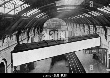 Der Fluss Westbourne führt durch Sloane Square U-Bahn-Station Stockfoto