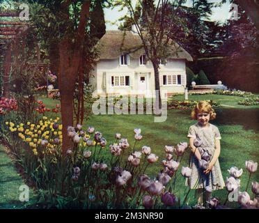 Prinzessin Elizabeth vor ihrem eigenen Miniaturhaus in der Royal Lodge, Windsor. Das Haus war ein Geschenk des Volkes von Wales als Geschenk zum sechsten Geburtstag für Prinzessin Elizabeth (später Königin Elizabeth II) Datum: 1933 Stockfoto