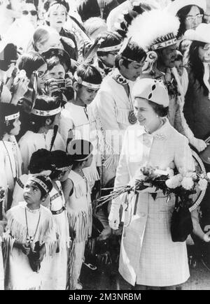 Königin Elizabeth II. Trifft lokale indische Stämme während einer königlichen Tour durch British Columbia in Kanada im Rahmen der hundertjährigen Feierlichkeiten im Juni 1971. Datum: 1971 Stockfoto