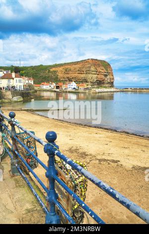 Staithes Hafen, Strand und Klippen vom Strand bei Flut. North Yorkshire, England, Großbritannien Stockfoto