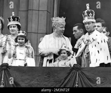 Szene auf dem Balkon des Buckingham Palace, London, nach der Krönung von König George VI., 12. Mai 1937. Von links nach rechts: Königin Elizabeth (später die Königinmutter), Prinzessin Elizabeth (später Königin Elizabeth II), Königin Mary, Prinzessin Margaret und König George. Datum: 1937 Stockfoto