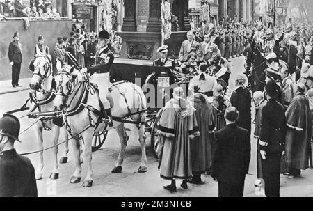 Die neu gekrönte Königin Elizabeth II. Nimmt am 12. Juni 1952, 10 Tage nach ihrer Krönung, an einer traditionellen Zeremonie in der Temple Bar in der Fleet Street, London, Teil. Das Foto zeigt, wie sie das Perlenschwert des Bürgermeisters an der Stadtgrenze annimmt. Der Brauch, dass der Monarch vom Lord Mayor um Erlaubnis bittet, die Stadt zu betreten, stammt vermutlich aus dem Jahr 1588, als Elizabeth I nach St. Pauls Kathedrale, um Dank für die Niederlage der spanischen Armada zurückzukehren, und gilt als Zeichen der Rechte der Stadt gegenüber dem Herrscher. Datum: 1953 Stockfoto
