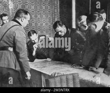 Russischer Befehlshaber Borowenski beugt sich während der Gespräche zwischen deutschen und russischen Offizieren über die Abgrenzung des Landes nach der Invasion Deutschlands und Russlands im September 1939 über eine Karte Polens. Datum: 1939 Stockfoto