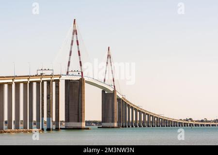 Die Saint-Nazaire-Brücke ist eine Seilbahnbrücke über die Mündung der Loire in Frankreich, zwischen Saint-Nazaire und Saint-Brevin-les-Pins. Stockfoto