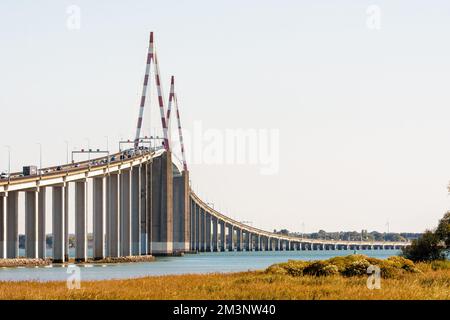 Die Saint-Nazaire-Brücke ist eine Seilbahnbrücke über die Mündung der Loire in Frankreich, zwischen Saint-Nazaire und Saint-Brevin-les-Pins. Stockfoto